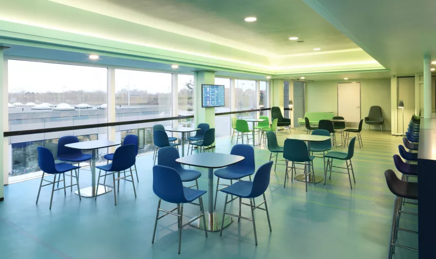 Normann Copenhagen Form Barstool Barkruk 75cm Met Verchroomd Onderstel Groen 2 Normann Copenhagen Form Barstool Barkruk 75cm Met Verchroomd Onderstel Groen - Afbeelding 2