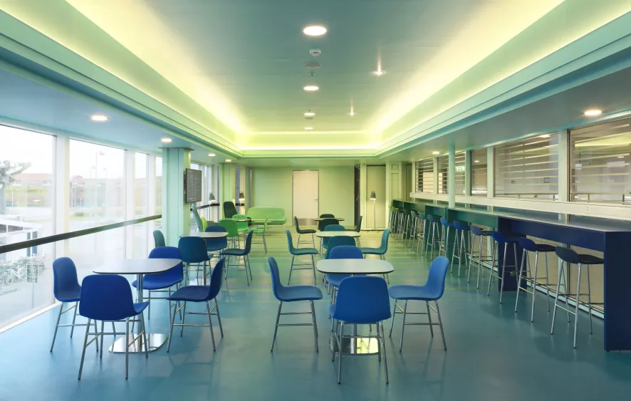 Normann Copenhagen Form Barstool Barkruk 75cm Met Verchroomd Onderstel Groen 4 Normann Copenhagen Form Barstool Barkruk 75cm Met Verchroomd Onderstel Groen - Afbeelding 4