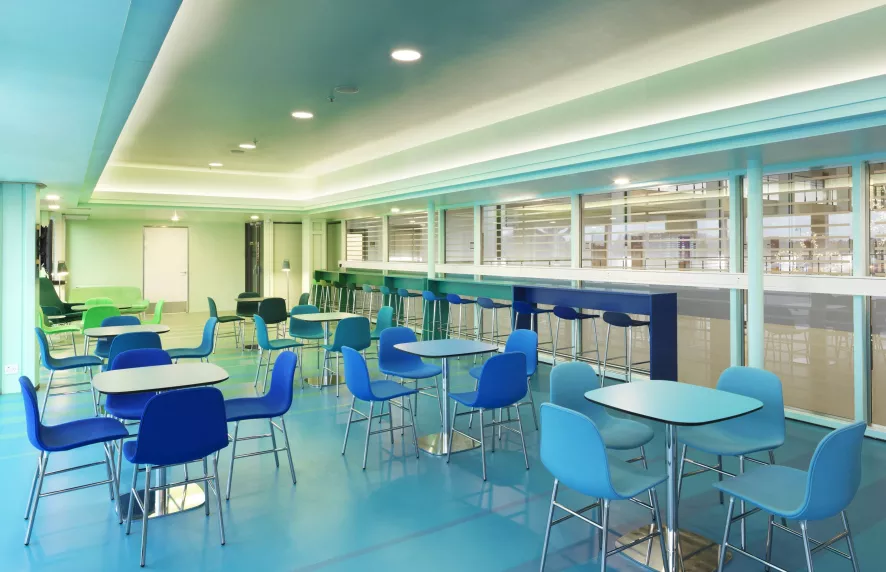 Normann Copenhagen Form Barstool Barkruk 75cm Met Verchroomd Onderstel Groen 5 Normann Copenhagen Form Barstool Barkruk 75cm Met Verchroomd Onderstel Groen - Afbeelding 5