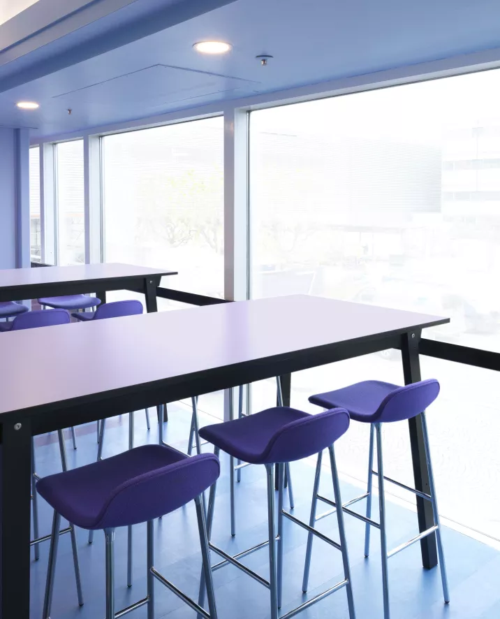 Normann Copenhagen Form Barstool Barkruk 75cm Met Verchroomd Onderstel Groen 6 Normann Copenhagen Form Barstool Barkruk 75cm Met Verchroomd Onderstel Groen - Afbeelding 6