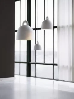 Normann Copenhagen Tweedekansje - Bell Hanglamp Large Zwart -Normann Copenhagen Verkoopwinkel x886x886 5020normanncopenhagenbelllampwhitegroup02.jpg.pagespeed.ic .vqGupuXidy 1