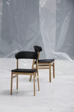 Normann Copenhagen Herit Smoked Oak Stoel Synergy Zand -Normann Copenhagen Verkoopwinkel x886x886 herit oak stoel19.jpg.pagespeed.ic .vkMsuSLZSt