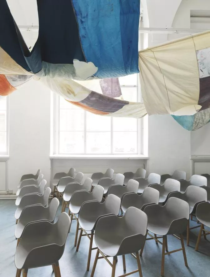 Normann Copenhagen Form Armchair Stoel Met Walnoten Onderstel Wit 6 Normann Copenhagen Form Armchair Stoel Met Walnoten Onderstel Wit - Afbeelding 6