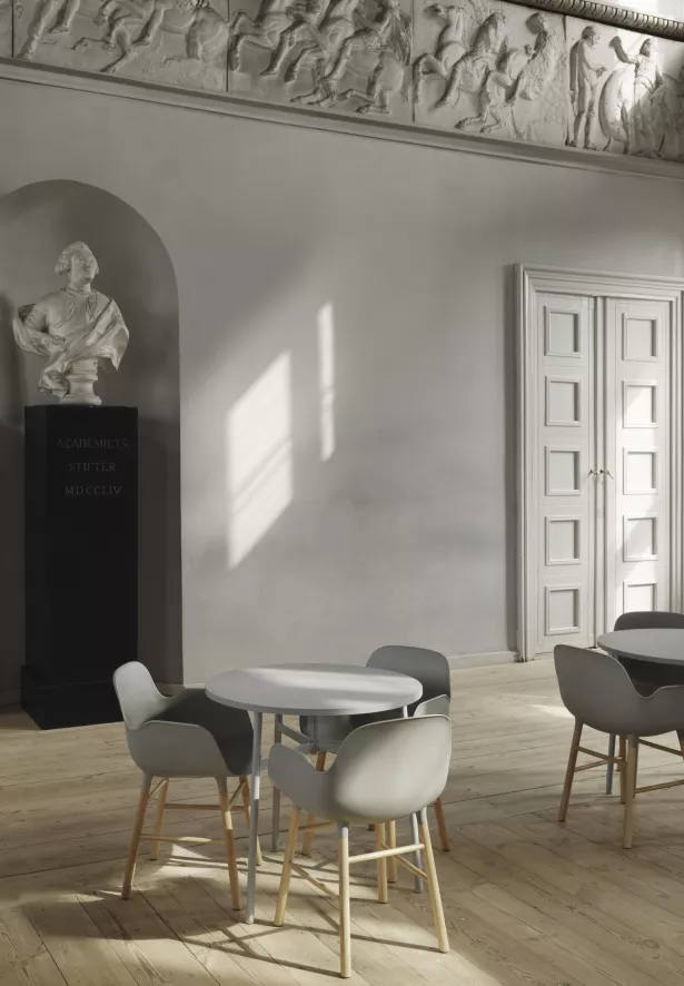 Normann Copenhagen Form Armchair Stoel Met Walnoten Onderstel Wit 8 Normann Copenhagen Form Armchair Stoel Met Walnoten Onderstel Wit - Afbeelding 8