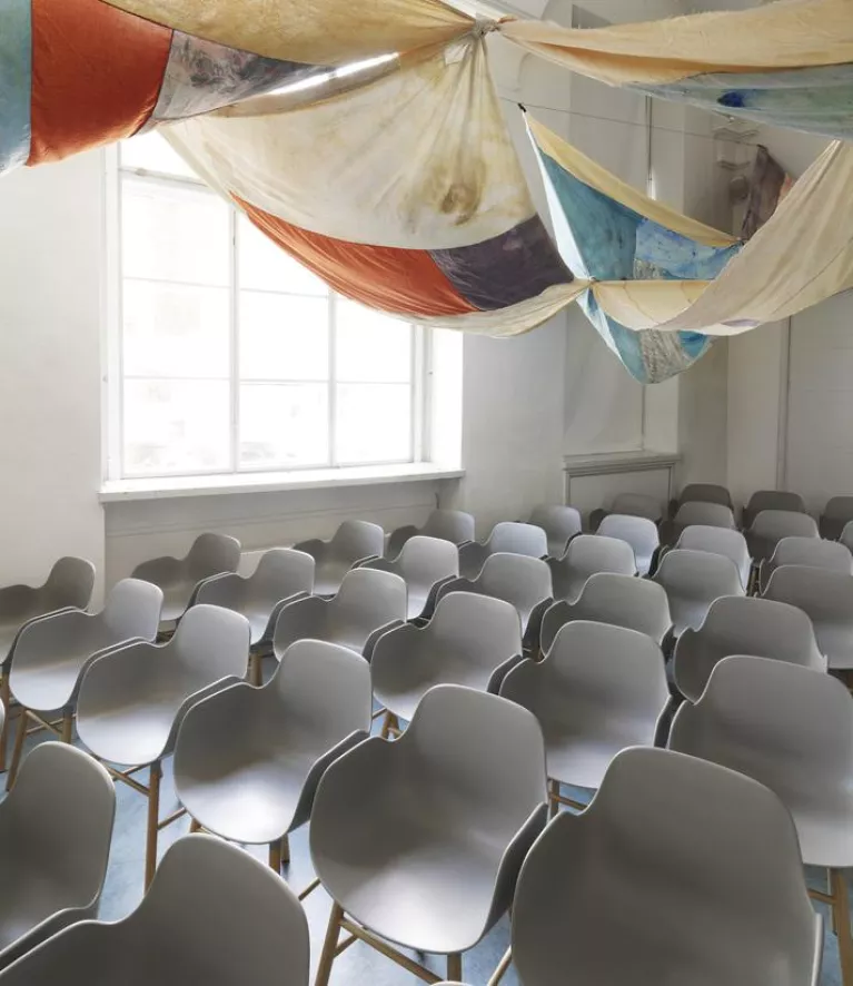 Normann Copenhagen Form Armchair Stoel Met Walnoten Onderstel Wit 9 Normann Copenhagen Form Armchair Stoel Met Walnoten Onderstel Wit - Afbeelding 9