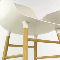 Normann Copenhagen Form Armchair Stoel Met Eiken Onderstel Groen -Normann Copenhagen Verkoopwinkel x886x886 normann copenhagen form armchair wit sfeer2.jpg.pagespeed.ic .mI7WB68WVT 1