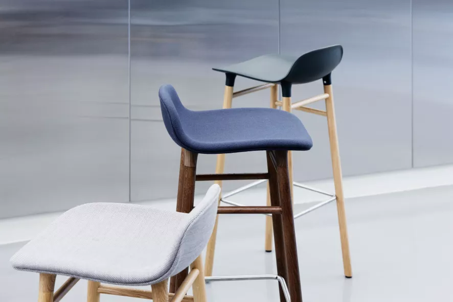 Normann Copenhagen Form Barstool Barkruk 75cm Met Zwart Onderstel Zwart 3 Normann Copenhagen Form Barstool Barkruk 75cm Met Zwart Onderstel Zwart - Afbeelding 3