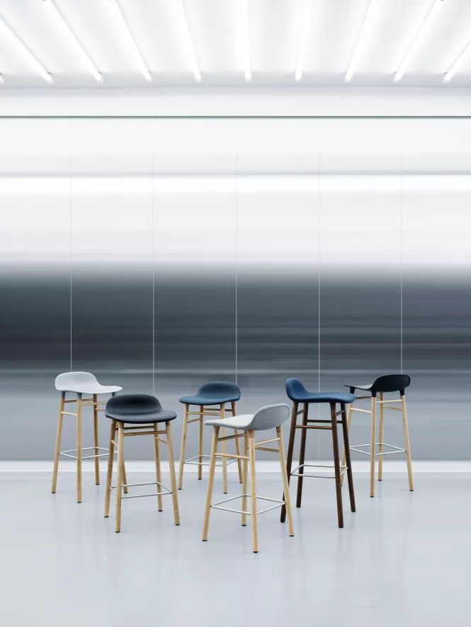 Normann Copenhagen Form Barstool Barkruk 65cm Met Walnoten Onderstel Blauw 2 Normann Copenhagen Form Barstool Barkruk 65cm Met Walnoten Onderstel Blauw - Afbeelding 2