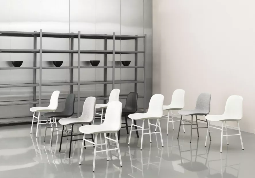 Normann Copenhagen Form Chair Stoel Met Verchroomd Onderstel Zwart 6 Normann Copenhagen Form Chair Stoel Met Verchroomd Onderstel Zwart - Afbeelding 6