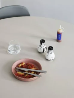 Normann Copenhagen Friends Peper- En Zoutstel -Normann Copenhagen Verkoopwinkel x886x886 normann copenhagen friends peper en zoutstel9.jpg.pagespeed.ic .dleKHaCLF4 1