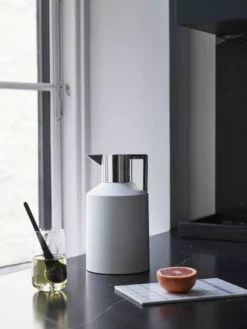 Normann Copenhagen Geo Vacuum Thermoskan 1,5 Wit/zilver 11 Normann Copenhagen Geo Vacuum Thermoskan 1,5 Wit/zilver -Normann Copenhagen Verkoopwinkel x886x886 normann copenhagen geo vacuum thermoskan 1 516.jpg.pagespeed.ic .VTb 1irWVR