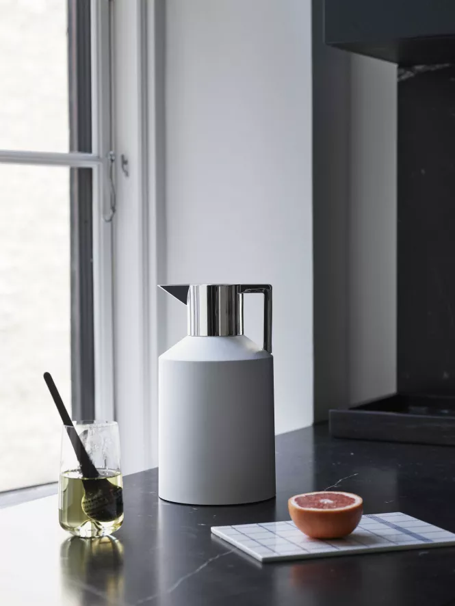 Normann Copenhagen Geo Vacuum Thermoskan 1,5 Wit/zilver 5 Normann Copenhagen Geo Vacuum Thermoskan 1,5 Wit/zilver - Afbeelding 5