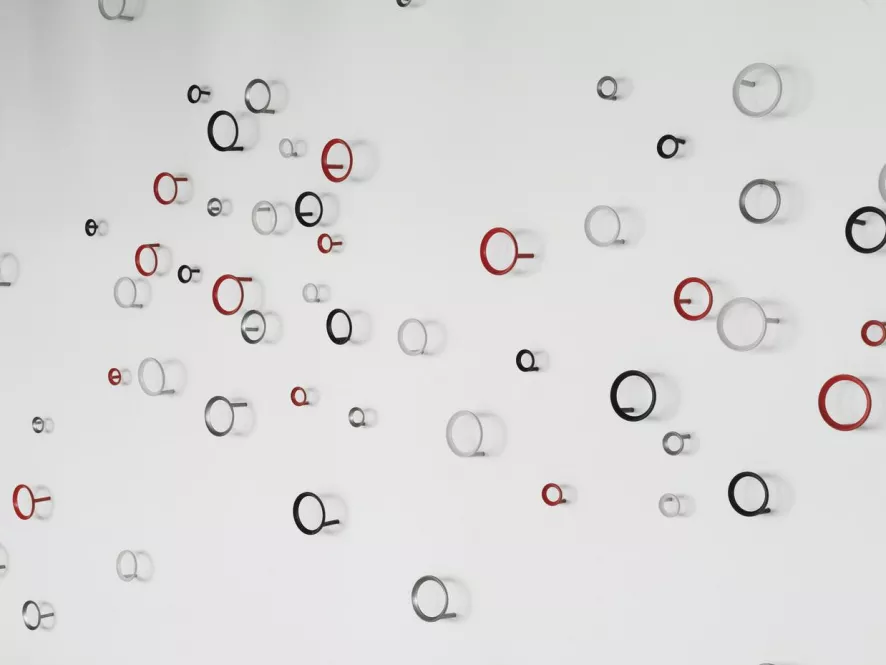 Normann Copenhagen Loop Haak Ø4.4 Small Warm Grey 7 Normann Copenhagen Loop Haak Ø4.4 Small Warm Grey - Afbeelding 7