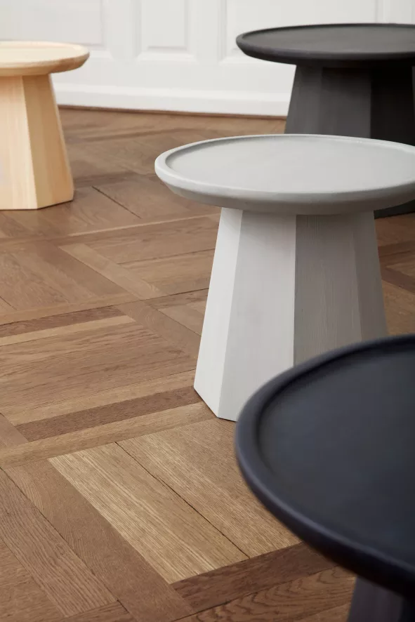 Normann Copenhagen Pine Bijzettafel 45 Donkergrijs 7 Normann Copenhagen Pine Bijzettafel 45 Donkergrijs - Afbeelding 7