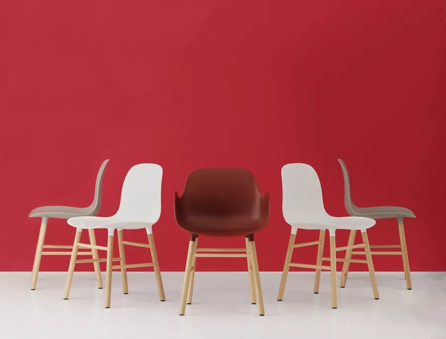 Normann Copenhagen Form Armchair Stoel Met Walnoten Onderstel Wit 7 Normann Copenhagen Form Armchair Stoel Met Walnoten Onderstel Wit - Afbeelding 7