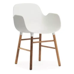 Normann Copenhagen Form Armchair Stoel Met Walnoten Onderstel Wit