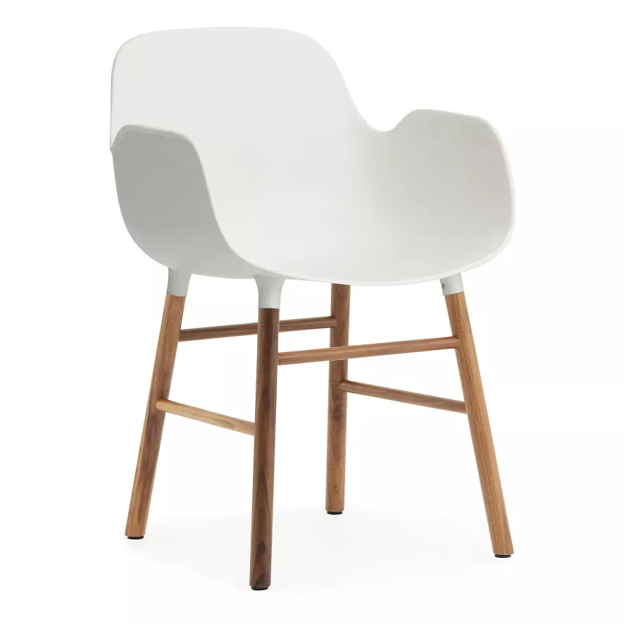 Normann Copenhagen Form Armchair Stoel Met Walnoten Onderstel Wit 1 Normann Copenhagen Form Armchair Stoel Met Walnoten Onderstel Wit