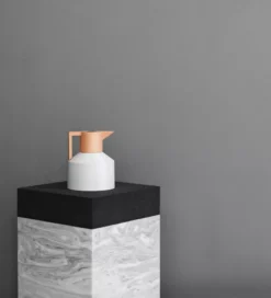 Normann Copenhagen Geo Vacuum Thermoskan Zwart 15 Normann Copenhagen Geo Vacuum Thermoskan Zwart -Normann Copenhagen Verkoopwinkel x886x886 normann geo thermoskan sfeer10.jpg.pagespeed.ic .hx ODG1KjG